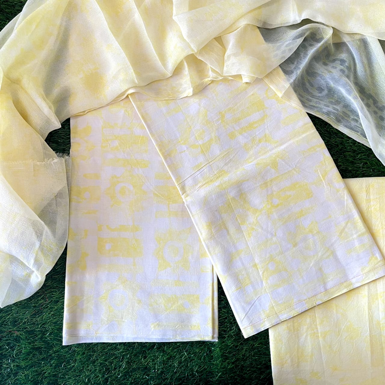 Pure Cotton Unstitched Suit With Chiffon Dupatta